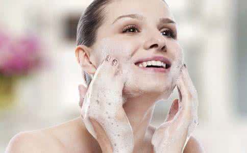 É melhor usar sabonete de limpeza para lavar o rosto